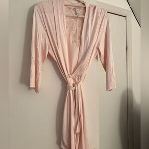 Hanro Pale Pink Lace-Trim Tie-Waist Robe